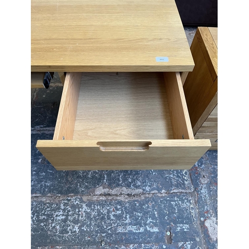 1015 - A modern oak effect office desk with three drawers and pull-out tray - approx. 74cm high x 120cm wid... 