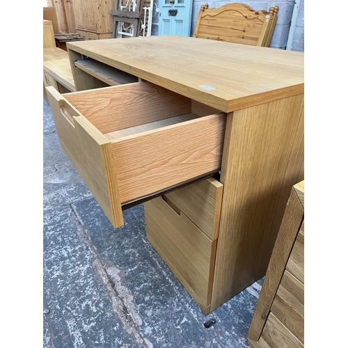 1015 - A modern oak effect office desk with three drawers and pull-out tray - approx. 74cm high x 120cm wid... 