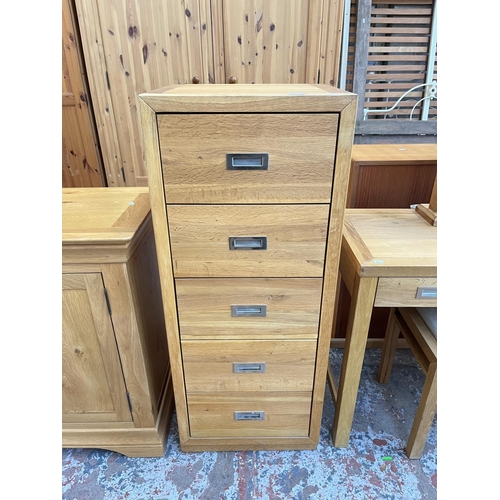 1020 - A modern oak chest of five drawers - approx. 118cm high x 48cm wide x 42cm deep