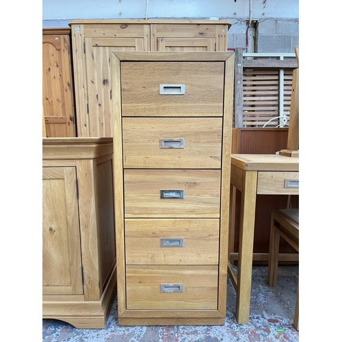 1020 - A modern oak chest of five drawers - approx. 118cm high x 48cm wide x 42cm deep