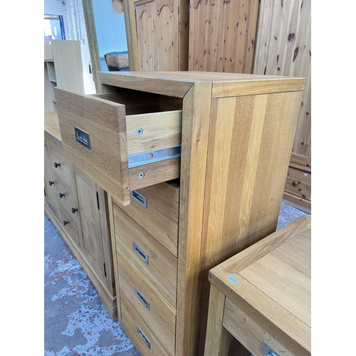 1020 - A modern oak chest of five drawers - approx. 118cm high x 48cm wide x 42cm deep