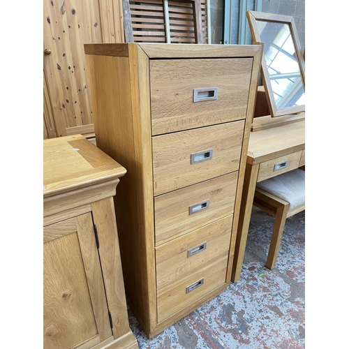 1020 - A modern oak chest of five drawers - approx. 118cm high x 48cm wide x 42cm deep