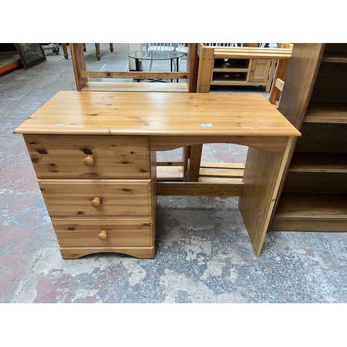 1035 - A modern pine dressing table with three drawers