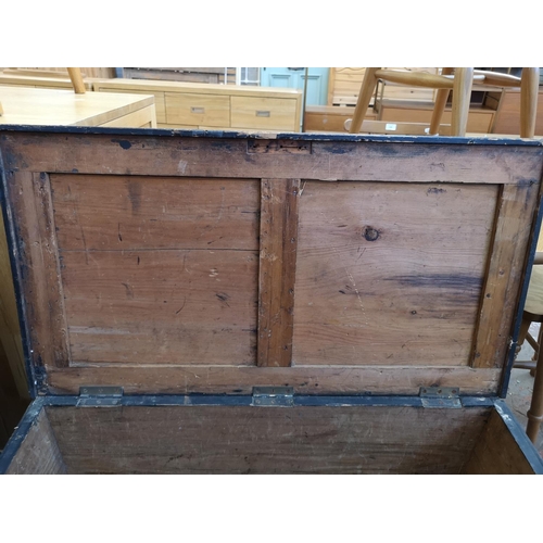 1043 - A Victorian pine blanket box - approx. 48cm high x 90cm wide x 48cm deep