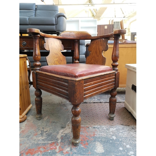 1098 - An early 20th century oak corner chair