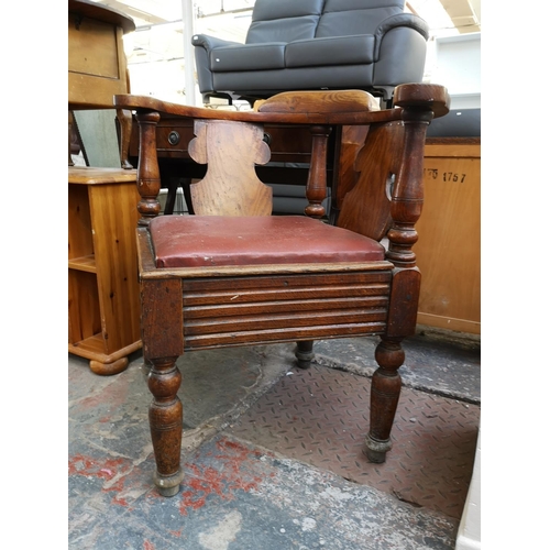 1098 - An early 20th century oak corner chair