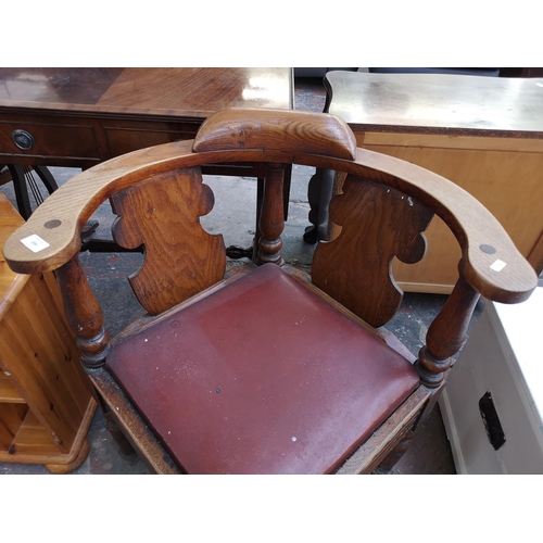 1098 - An early 20th century oak corner chair