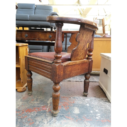 1098 - An early 20th century oak corner chair