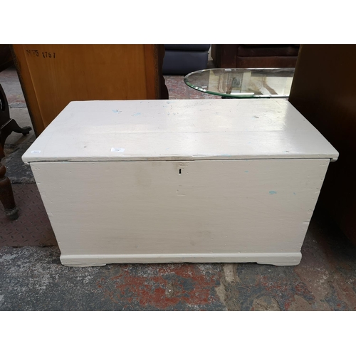 1099 - A Victorian white painted pine blanket box