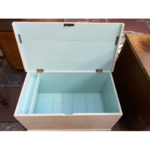 1099 - A Victorian white painted pine blanket box