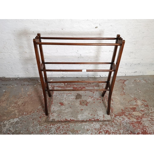 1125 - An Edwardian mahogany freestanding towel rail