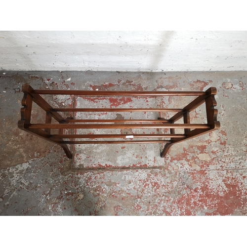 1125 - An Edwardian mahogany freestanding towel rail