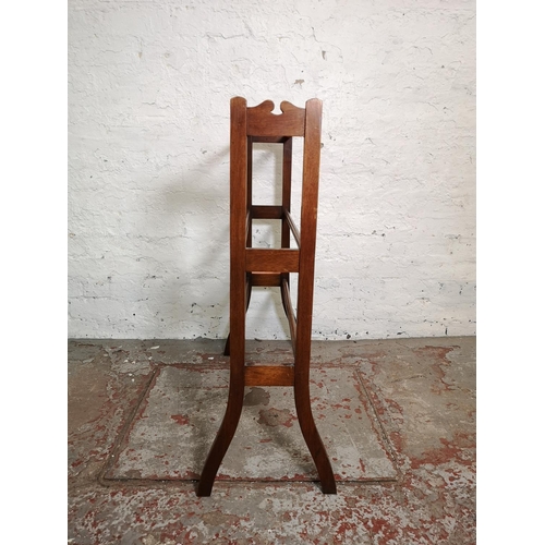 1125 - An Edwardian mahogany freestanding towel rail