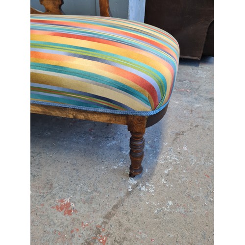 1065A - An early 20th century beech and fabric upholstered chaise lounge - approx. 77cm high x 60cm wide x 1... 