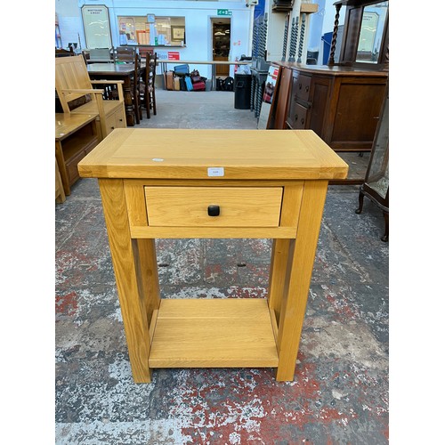 1129 - A modern solid oak single drawer two tier side table - approx. 85.5cm high x 65cm wide x 35cm deep