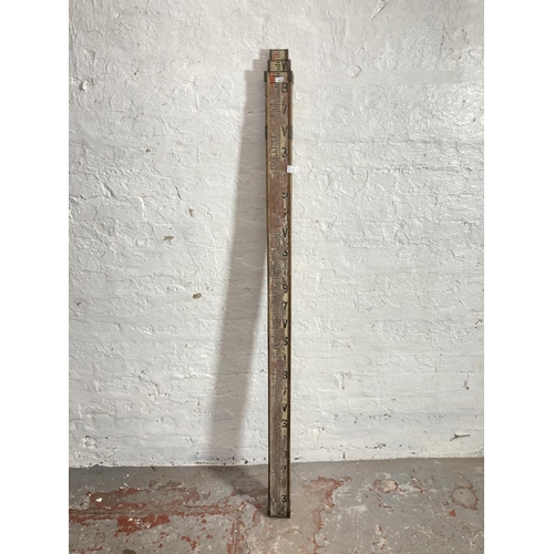 1465 - An early 20th century beech and brass surveyors measuring staff - approx. 159cm high, not extended