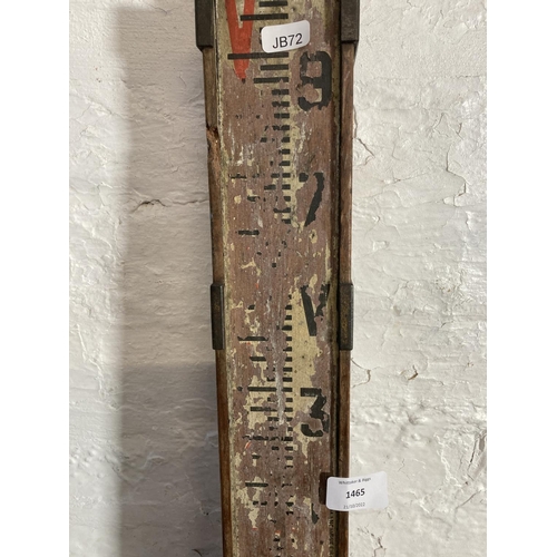 1465 - An early 20th century beech and brass surveyors measuring staff - approx. 159cm high, not extended