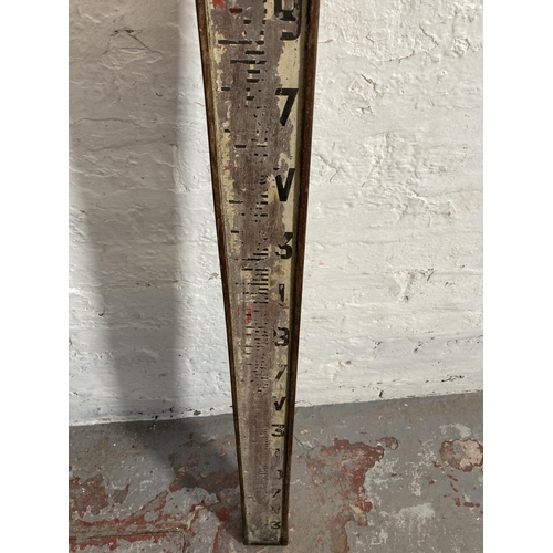 1465 - An early 20th century beech and brass surveyors measuring staff - approx. 159cm high, not extended