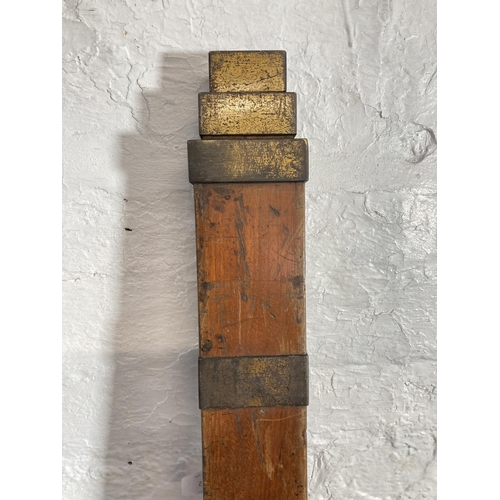 1465 - An early 20th century beech and brass surveyors measuring staff - approx. 159cm high, not extended