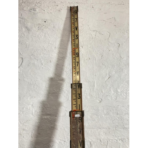 1465 - An early 20th century beech and brass surveyors measuring staff - approx. 159cm high, not extended