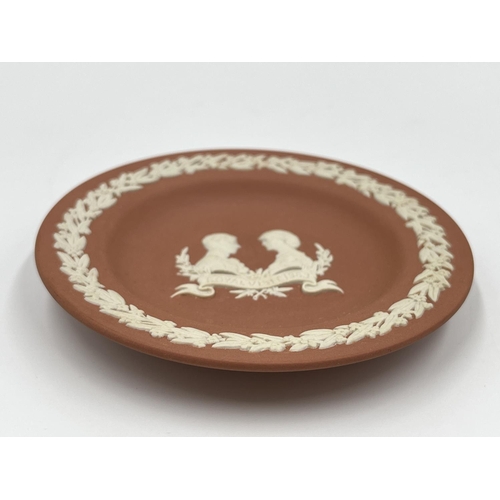 322 - Two pieces of Wedgwood Terracotta Jasperware, one trinket dish and one trinket box