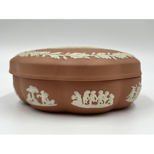 322 - Two pieces of Wedgwood Terracotta Jasperware, one trinket dish and one trinket box