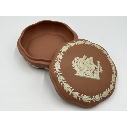 322 - Two pieces of Wedgwood Terracotta Jasperware, one trinket dish and one trinket box