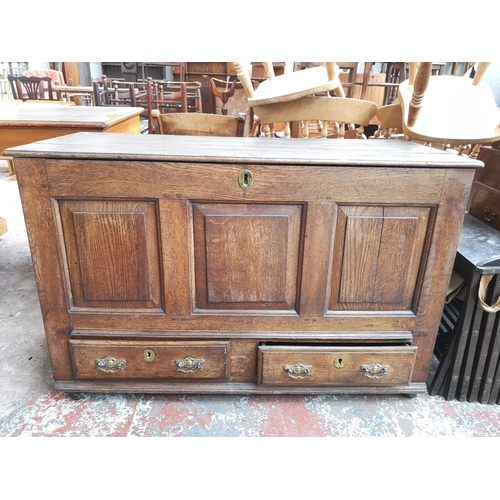 86 - A George III oak mule chest - approx. 79cm high x 123cm wide x 54cm deep