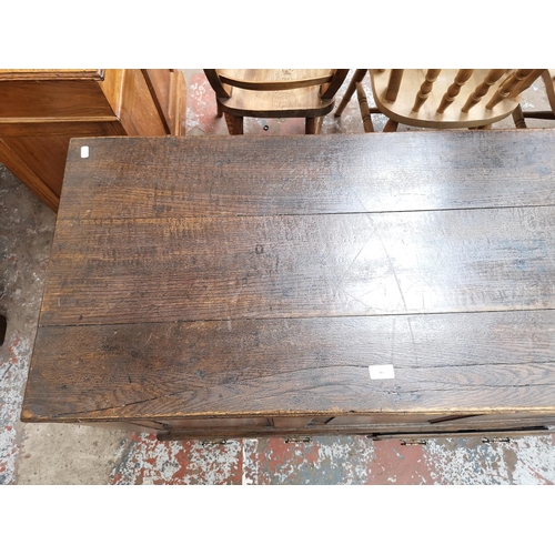 86 - A George III oak mule chest - approx. 79cm high x 123cm wide x 54cm deep