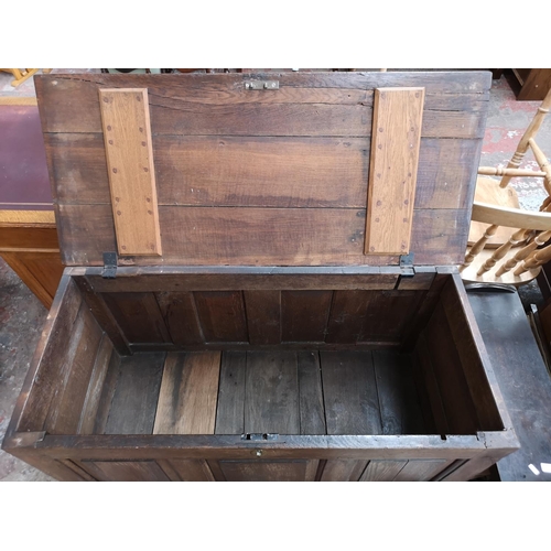 86 - A George III oak mule chest - approx. 79cm high x 123cm wide x 54cm deep