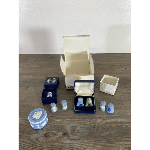 411 - A collection of Wedgwood china to include Clio trinket box, Blue Tapestry trinket box, blue Jasperwa... 