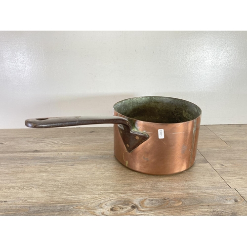 431 - A Victorian copper saucepan - approx. 16cm high x 26cm in diameter