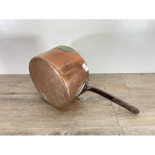 431 - A Victorian copper saucepan - approx. 16cm high x 26cm in diameter