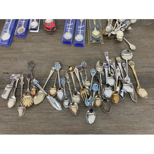 433 - A collection of silver plated souvenir teaspoons and a boxed Walker & Hall hallmarked Sheffield silv... 