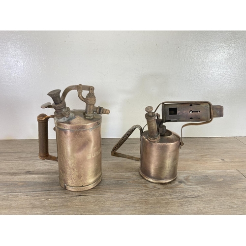 434 - A collection of brassware to include Burmos British Monitor made No.26 blowtorch, two trench art vas... 