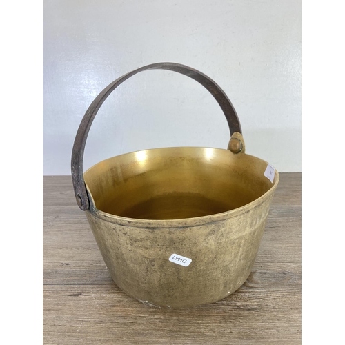 447 - A Victorian brass preserve pan - approx. 16cm high x 30cm diameter (excluding handle)