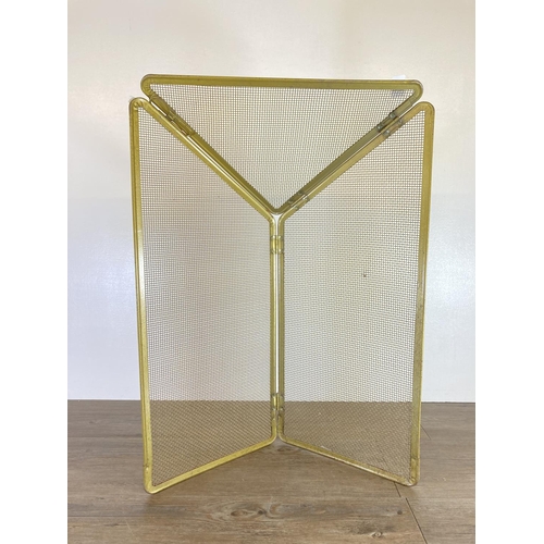 454 - A mid 20th century meshed three panel fire screen - approx. 72cm high x 51cm wide