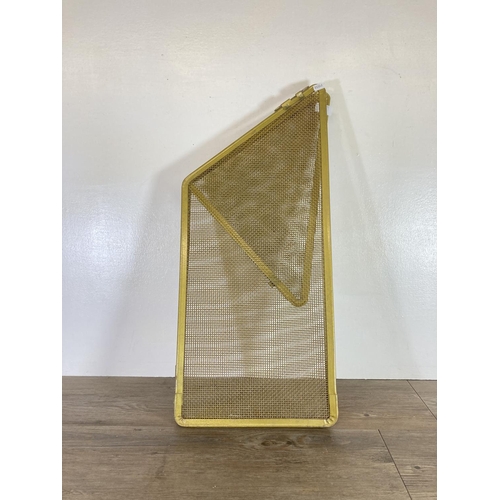 454 - A mid 20th century meshed three panel fire screen - approx. 72cm high x 51cm wide