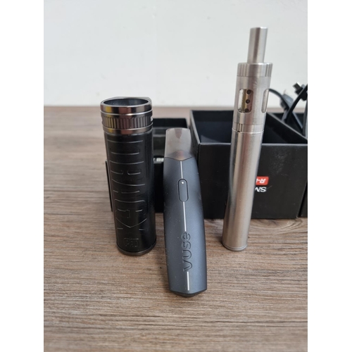 865 - A collection of vaping items to include Drag X Pro, Vuse ePen etc.