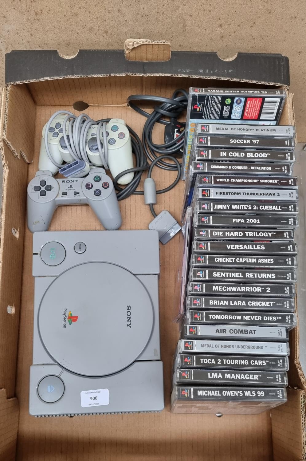 A collection of Sony PlayStation items to include SCPH-5552 console ...