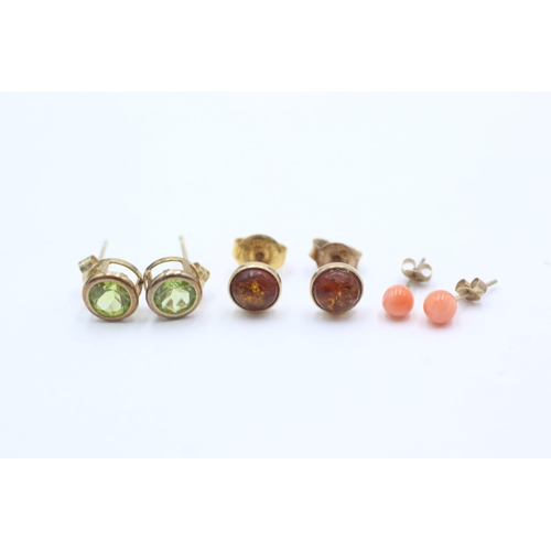 1001 - Three pairs of 9ct gold gemstone stud earrings, one coral, one peridot and one amber - approx. gross... 