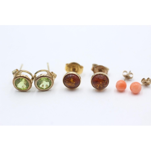 1001 - Three pairs of 9ct gold gemstone stud earrings, one coral, one peridot and one amber - approx. gross... 