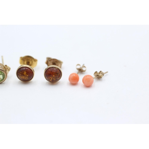 1001 - Three pairs of 9ct gold gemstone stud earrings, one coral, one peridot and one amber - approx. gross... 