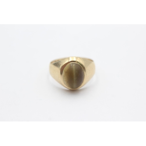 1002 - A 9ct gold cat's eye gemstone signet ring, size I - approx. gross weight 2.3 grams