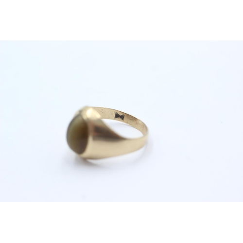 1002 - A 9ct gold cat's eye gemstone signet ring, size I - approx. gross weight 2.3 grams