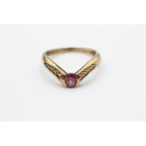 1003 - A 9ct gold garnet wishbone ring, size Q - approx. gross weight 2 grams