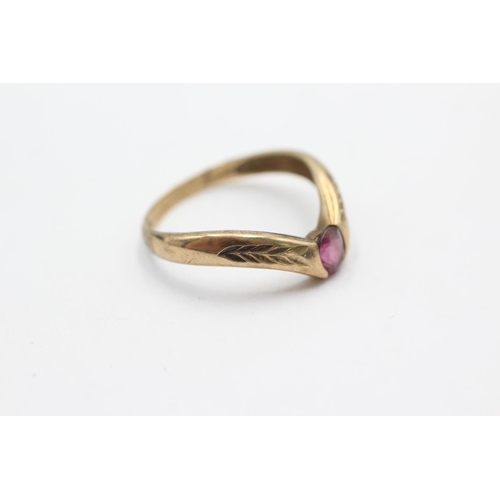 1003 - A 9ct gold garnet wishbone ring, size Q - approx. gross weight 2 grams