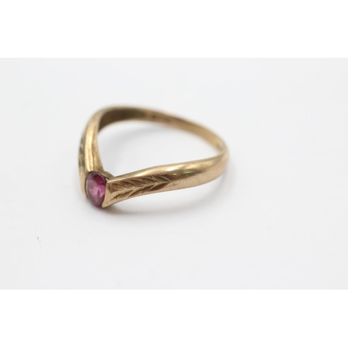 1003 - A 9ct gold garnet wishbone ring, size Q - approx. gross weight 2 grams