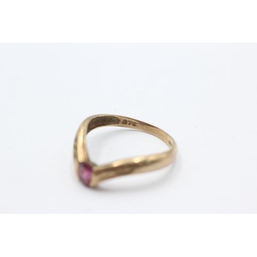 1003 - A 9ct gold garnet wishbone ring, size Q - approx. gross weight 2 grams