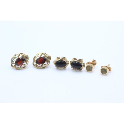 1004 - Three pairs of 9ct gold gemstone stud earrings, one garnet, one onyx and one peridot - approx. gross... 